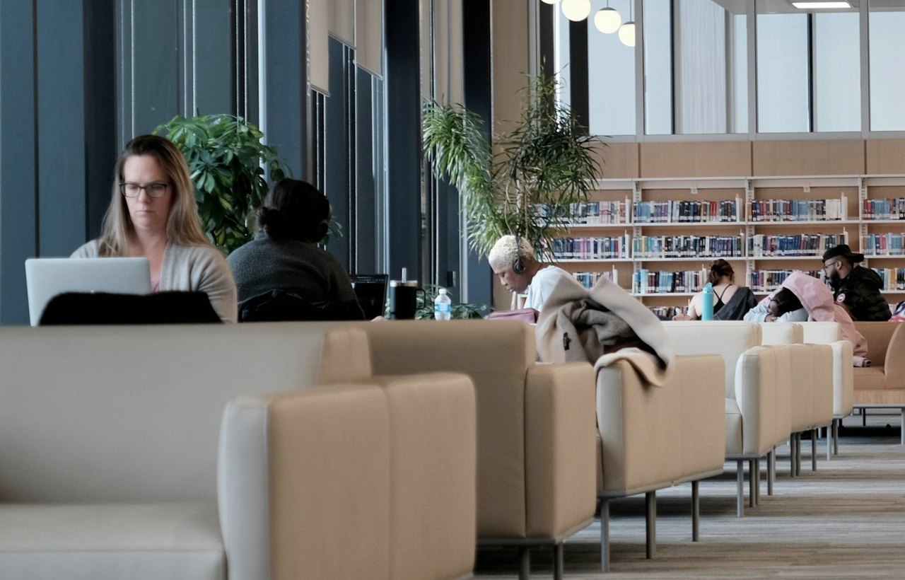Scène réelle pour Signaler une source, une date ou une affirmation à corriger